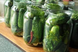 De belangrijkste redenen waarom potjes komkommers exploderen, hoe je conserven kunt besparen of opnieuw kunt doen, is het mogelijk om te eten