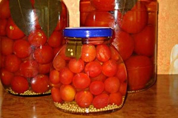 Tomaten in einem kleinen Glas