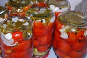 Lahodné recepty na konzervované poloviny rajčat na zimu, se sterilizací i bez ní