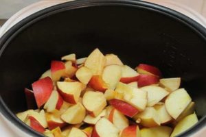Az Apple jam receptjei egy lassú tűzhelyben és egy főzőlappal télen