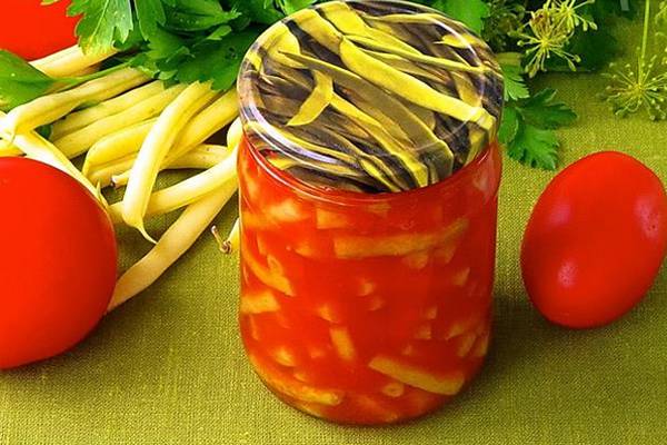 frijoles espárragos en un frasco de tomate