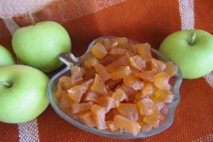 Steg för steg recept för att göra kanderade äpplen från äpplen hemma på vintern
