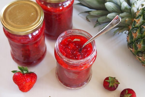 strawberry jam sa isang garapon sa mesa