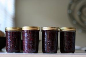 Enkle opskrifter til fremstilling af gelé til vinteren fra blåbær