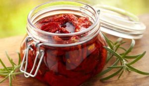 TOP 17 Schritt-für-Schritt-Rezepte zum Kochen sonnengetrockneter Tomaten für den Winter zu Hause