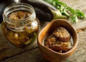 De bedste og mest lækre opskrifter til madlavning af syltede aubergine til vinteren i krukker
