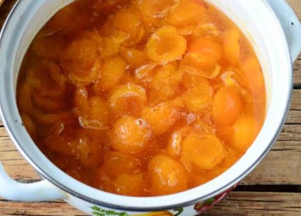 abrikoser i sirup i en skål