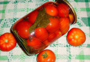10 bästa recept för picklingtomater på vintern i honungssås med vitlök