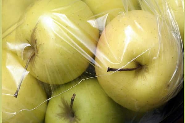 μήλα σε μια τσάντα