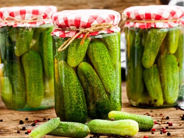 komkommers met knoflook in potjes