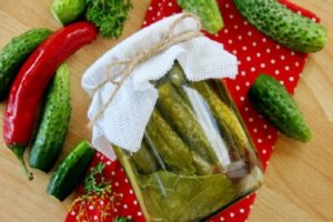 Isang hakbang-hakbang na recipe sa kung paano mag-pickle ng mga pipino sa estilo ng Volgograd para sa taglamig at mga kondisyon ng imbakan