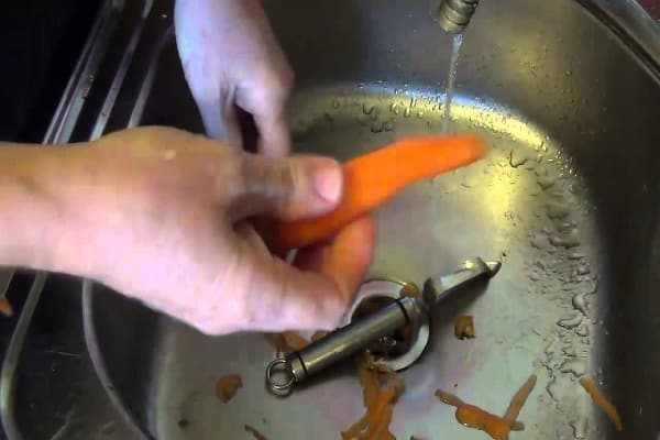 Karotten werden geschält