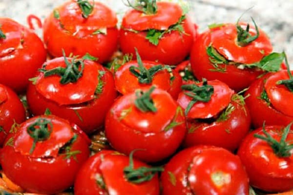 Visgaršīgākās gruzīnu tomātu receptes tūlītējai ziemas pagatavošanai