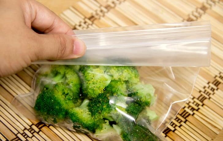 broccoli într-o pungă