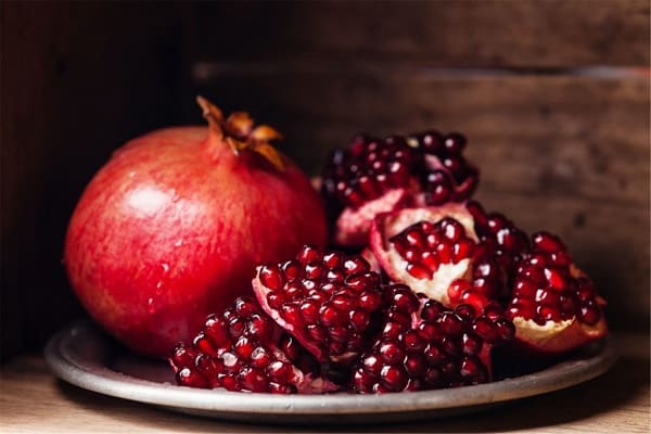 Fordelene og skadene ved granatæble for menneskers sundhed og metoder til at spise frugt og frø