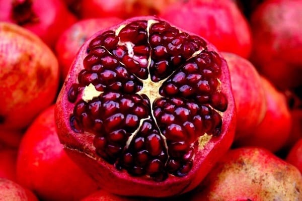 Výhody a poškození granátového jablka pro lidské zdraví a způsoby konzumace ovoce a semen