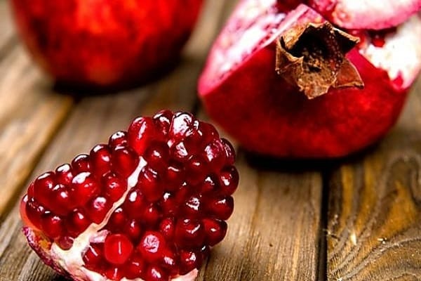 De voordelen en nadelen van granaatappel voor de menselijke gezondheid en methoden om het fruit en de zaden te eten