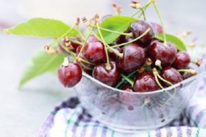 Jak prawidłowo przechowywać wiśnie w domu w mieszkaniu i okres przydatności do spożycia jagód
