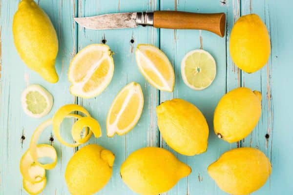 sliced ​​lemons