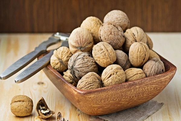 How and how much you can store peeled walnuts at home
