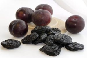 Com assecar adequadament les prunes a casa amb les vostres pròpies mans, formes més bones de fer prunes