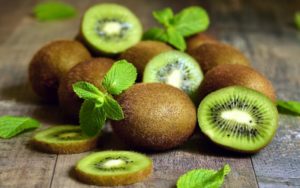 Fordelene og skadene ved kiwi for menneskers sundhed, og når det er bedre at spise frugten, kosmetologopskrifter