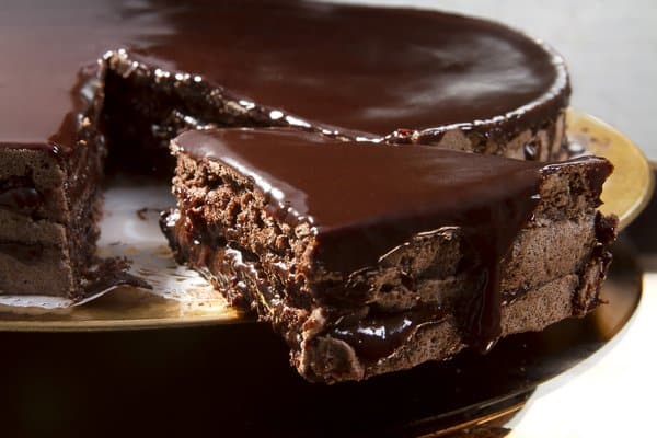 Ang perpektong iced chocolate cake para sa holiday