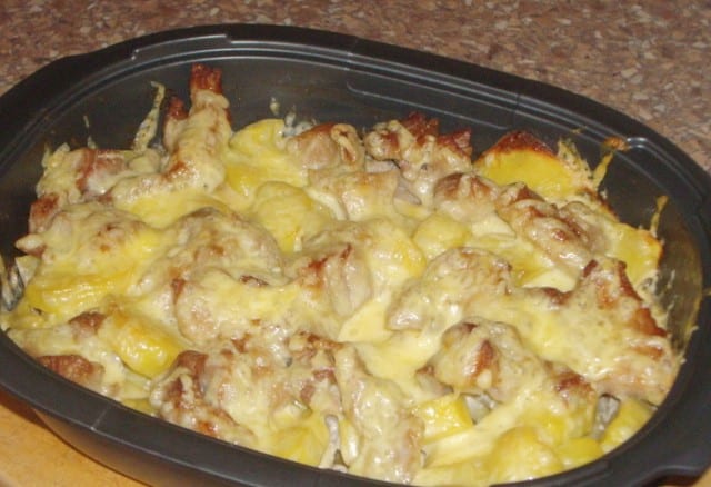 Πατάτες με κοτόπουλο στο φούρνο με σάλτσα