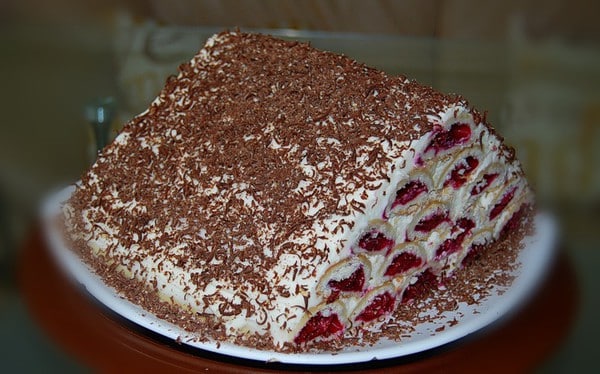 Monastyrskaya kubo cake na may mga cherry at kulay-gatas