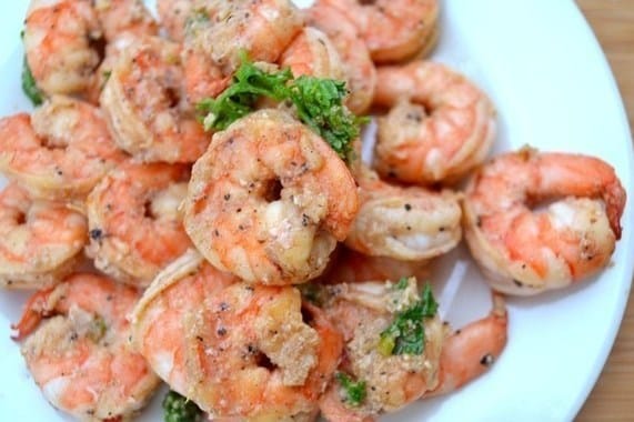 Warm shrimps in sauce