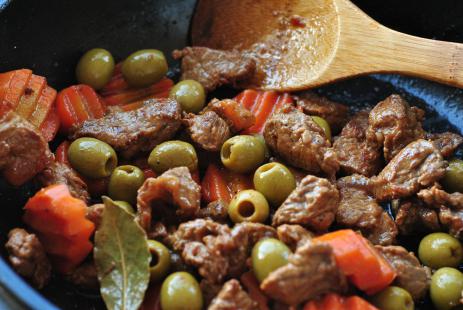 Nötköttgryta med oliver