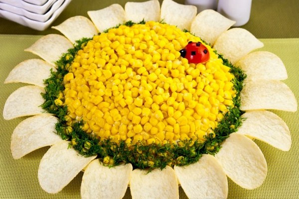 Bladerdeeg zonnebloem met maïs en chips