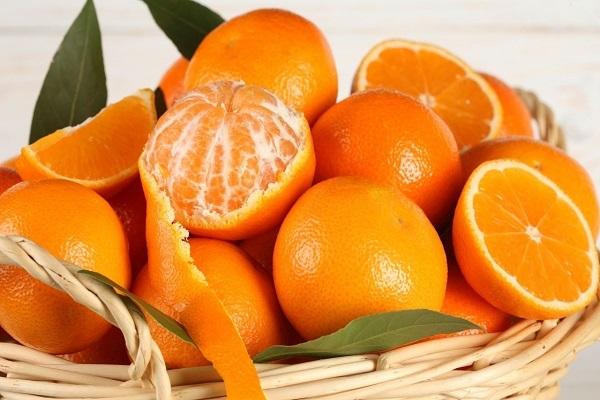 mandje met sinaasappel