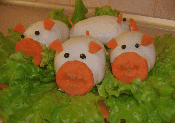 Neujahrs-Puff-Salat Drei kleine Schweine mit Tintenfisch