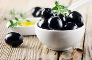 Beskrivelse og karakteristika for de bedste sorter af oliven, hvordan man vælger i butikken