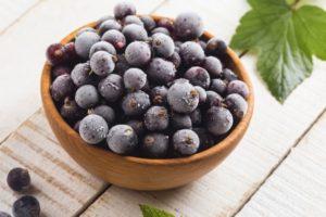 How to quickly clear black currants from tails and twigs, storage methods and rules