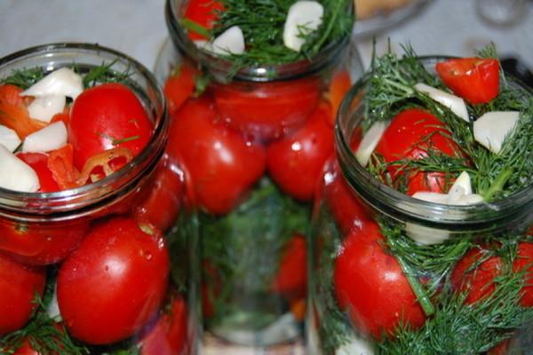 tomaatit valkosipulilla