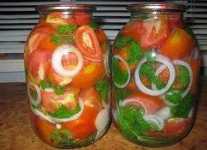 11 labākās receptes marinētiem tomātiem ar sīpoliem ziemai