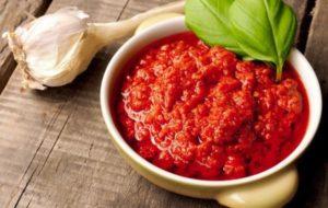 TOP 8 recepten voor het bereiden van adjika van tomaat en knoflook zonder te koken voor de winter