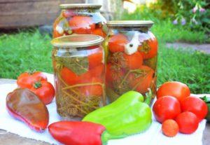 Een stap voor stap recept voor het maken van een assortiment tomaten, komkommers en paprika's voor de winter