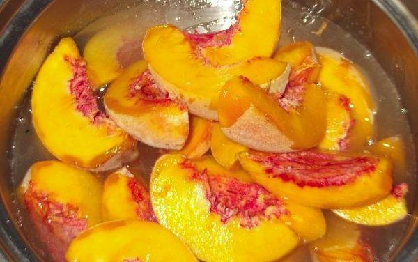 skalade persikor