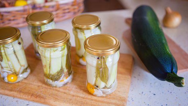 Zucchini in Gläsern