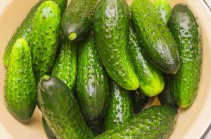 TOP 7 eenvoudige en heerlijke recepten voor het beitsen van komkommers in potten voor de winter