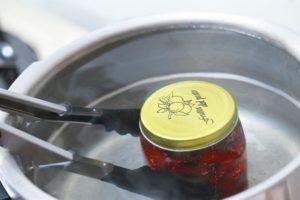 Come sterilizzare correttamente i barattoli in una pentola d'acqua prima di inscatolarli