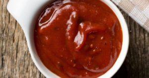 Trin for trin opskrift til at lave hjemmelavet ketchup med stivelse til vinteren