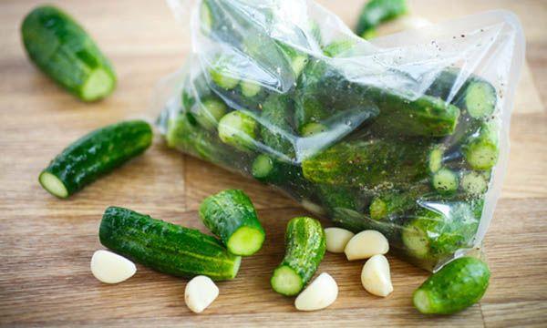 komkommers in een zak
