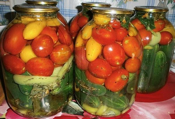 pomidory w puszkach z ogórkami