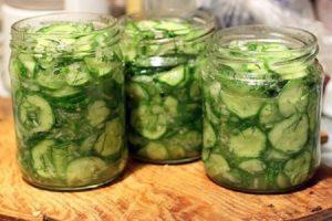4 stapsgewijze recepten voor het maken van komkommers met peterselie en knoflook voor de winter