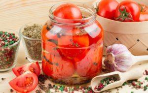 Công thức đơn giản để nấu món tráng miệng với cà chua với hành tây cho mùa đông