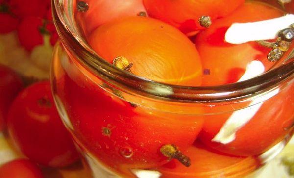 tomater i en krukke